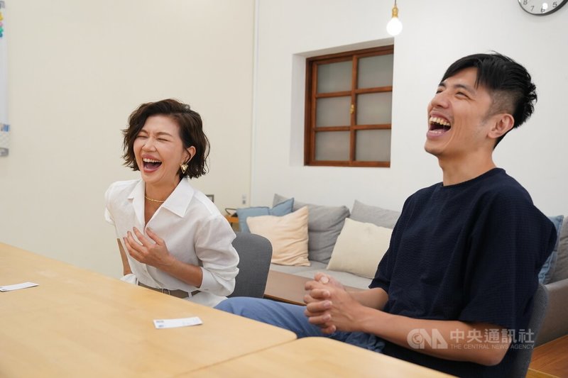 演員于子育(左)先前看到影集「華燈初上」時,就很嚮往詮釋酒店媽媽桑,所以收到「五木大学」音樂劇邀約時便馬上答應,她笑說,「國民媽媽」演久了很想跳出框框,感謝音樂執導王希文(右)帶她「下海」。中央社記者徐肇昌攝 113年10月11日