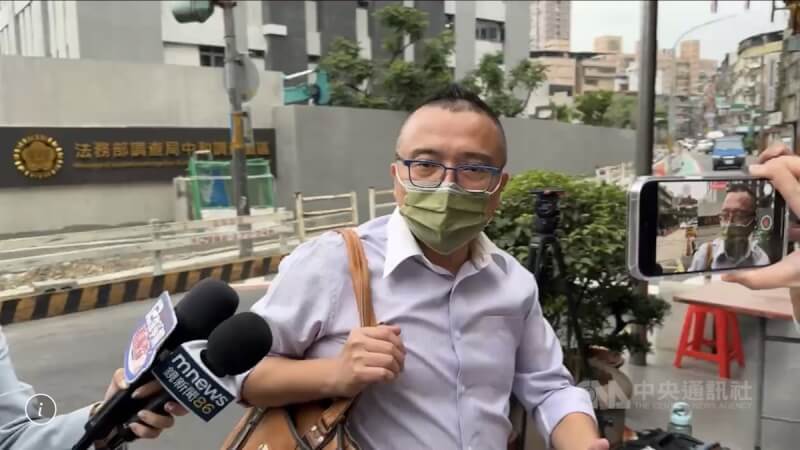 台北地檢署偵辦民眾黨主席柯文哲政治獻金案，為釐清眾望基金會等資金流向，11日指揮調查局北機站以證人身分傳喚時任北市長機要的民眾黨秘書長周榆修（圖）等人說明。中央社記者謝幸恩攝 113年10月11日