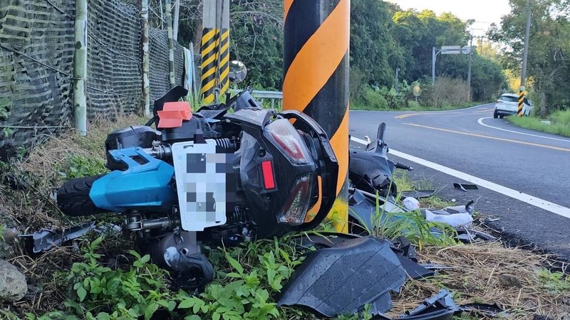 台13線苗栗三義路段11日凌晨發生機車自撞電桿事故，造成2名大學生身亡，檢警目前已排除酒駕肇事可能，研判為路況不熟加上行經彎道、下坡處未減速，導致操控不慎釀自撞的可能性較大。（民眾提供）中央社記者管瑞平傳真  113年10月11日