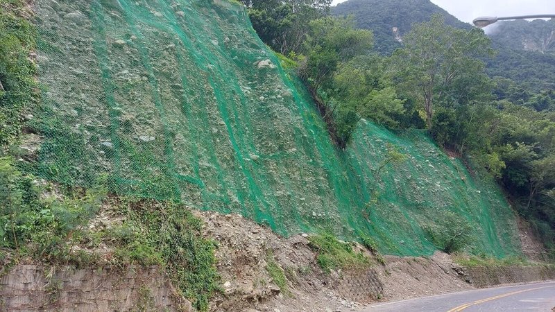 鄰近太魯閣國家公園遊客中心下方的新花2線邊坡因0403強震崩塌，由於護坡工程尚未發包，現階段以掛網、植生護坡方式應處，成功挺過兩次颱風強降雨。（太魯閣國家公園管理處提供）中央社記者張祈傳真  113年10月11日