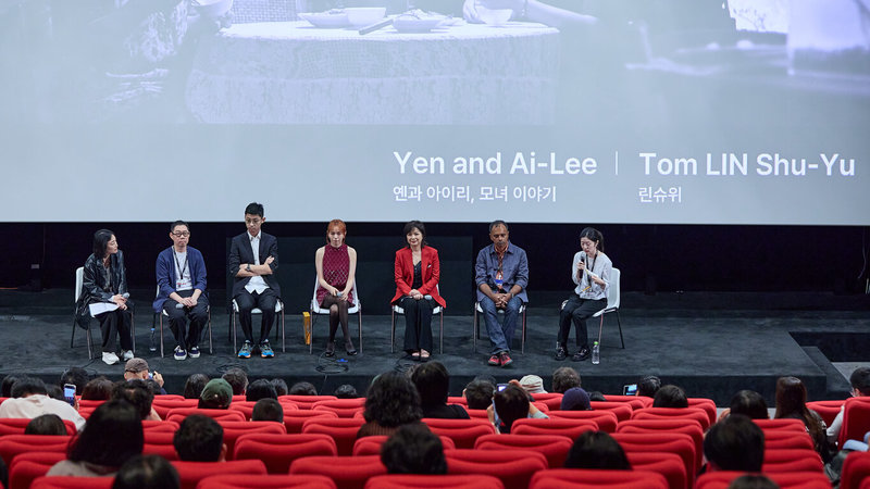 釜山國際電影節11日閉幕，台灣導演林書宇作品「小雁與吳愛麗」榮獲評審團大獎「金智奭獎」。圖為導演林書宇（左2起）、監製苗華川、演員夏于喬、楊貴媚4日出席影展映後座談。（釜山影展提供）中央社記者廖禹揚首爾傳真 113年10月11日