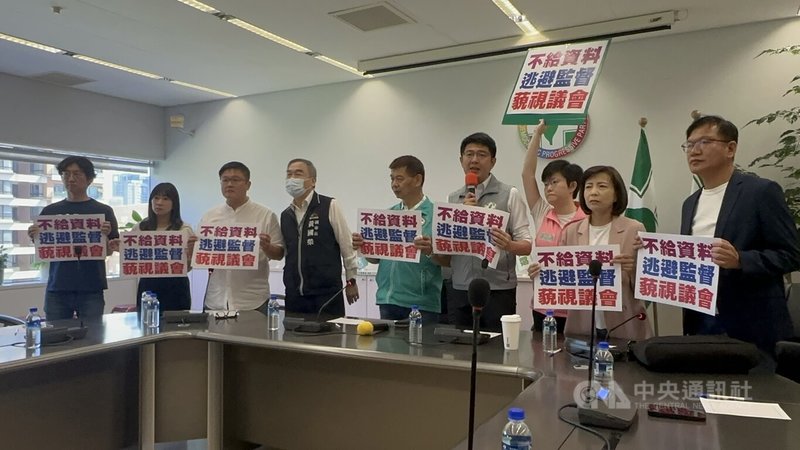 台中市副市長黃國榮(左4)11日在台中市議會開議前,赴民進黨台中市議會黨團說明,因延續或新增計畫需中央認定,目前無法提供114年新增計畫項目,議員不滿拍桌痛批逃避監督。中央社記者趙麗妍攝 113年10月11日