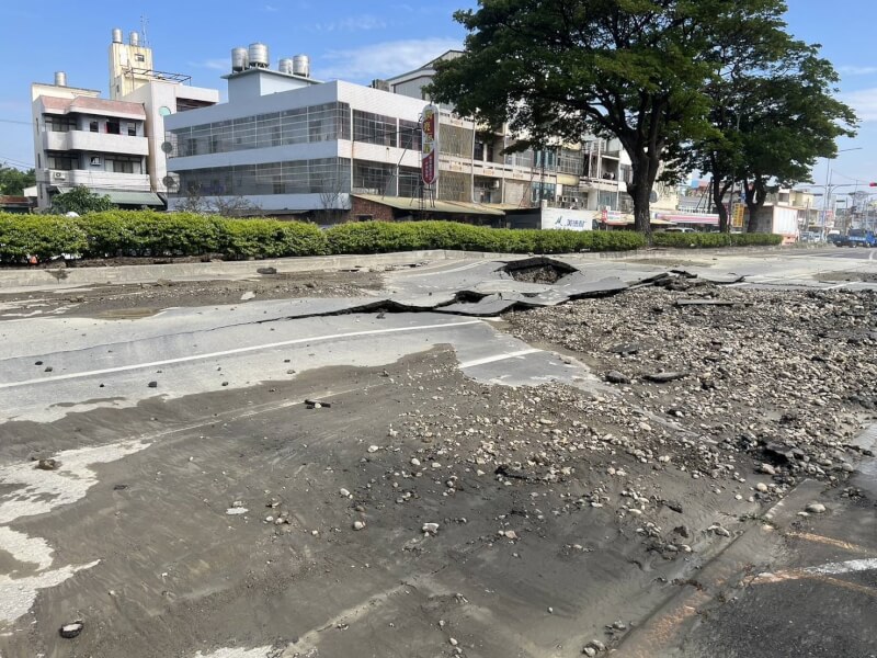 台灣自來水公司中區工程處辦理鳥嘴潭人工湖下游管線工程，施工廠商11日注水測試時，管線接頭脫落，巨大水壓瞬間造成省道台1線南下199.5公里處路面「炸裂」，事件無造成人員傷亡，廠商緊急搶修。（警方提供）中央社記者蕭博陽彰化傳真 113年10月11日