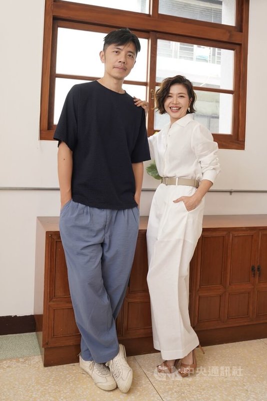 「五木大学-夜の女王櫻子媽媽」許富凱點唱機音樂劇音樂執導王希文(左)與主演于子育(右)都認為音樂劇的劇情會勾起大家不同階段的生命記憶,希望能帶給觀眾前進的力量,過好每一天。中央社記者徐肇昌攝 113年10月11日
