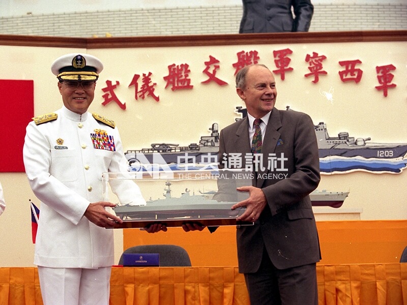 海軍左營基地舉行西寧軍艦交艦典禮，海軍總司令顧崇廉上將（左）接受法國造艦局國際事務主任孔謝（右）送交的西寧艦模型，完成交艦儀式。中央社記者吳繼昌攝 85年10月12日