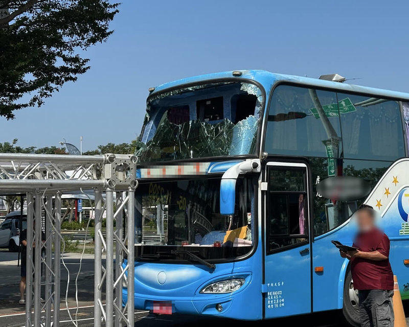 雲林文昌國小1輛遊覽車11日早上經過虎尾鎮學府西路時，撞倒位於學府路口處的「國慶焰火市集」拱門，造成遊覽車上方的前擋風玻璃破裂，車內1學生輕傷。（民眾提供）中央社記者姜宜菁傳真  113年10月11日