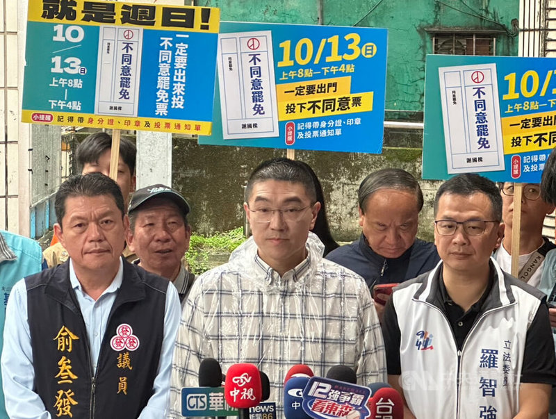 基隆市長謝國樑（前中）罷免案13日投票，國民黨立委羅智強（前右）、議員俞叁發（前左）等人12日上午陪同謝國樑前往安樂市場拜票，盼催出更多不同意票。圖為謝國樑出發前受訪。中央社記者王朝鈺攝  113年10月12日