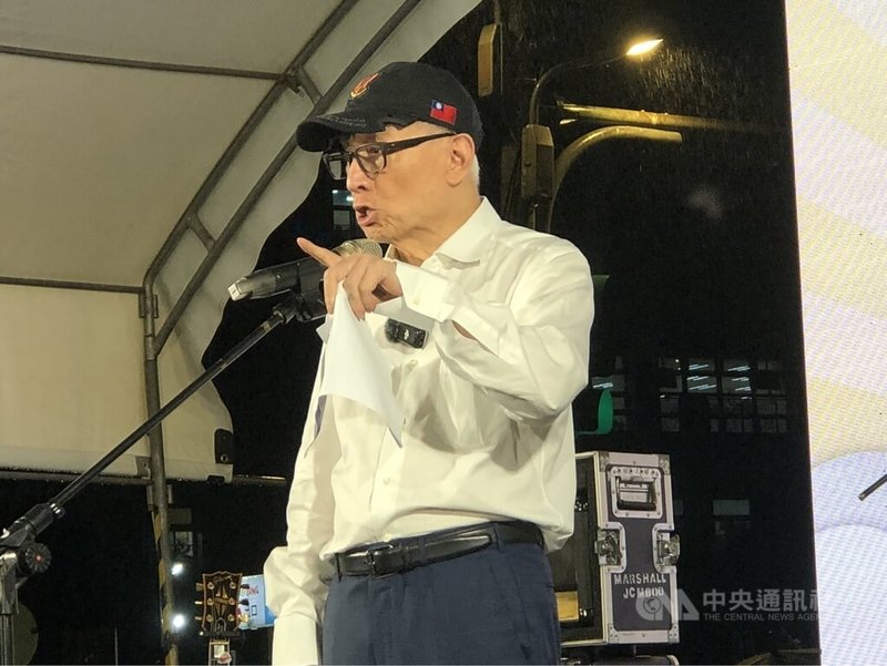 基隆市長謝國樑罷免案投票前夕，「明仔日雞籠換新衫」晚會12日晚間在基隆光一路橋下舉辦，聯電創辦人曹興誠（圖）出席。中央社記者王朝鈺攝 113年10月12日