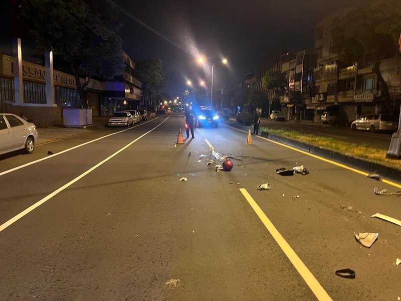 台中市潭子區中山路發生車禍，曳引車右轉時與機車發生側撞，曳引車母車與子車連接器左側受損，機車前車頭、左車身受損，零件散落一地，機車騎士送醫不治。（民眾提供）中央社記者趙麗妍傳真  113年10月12日