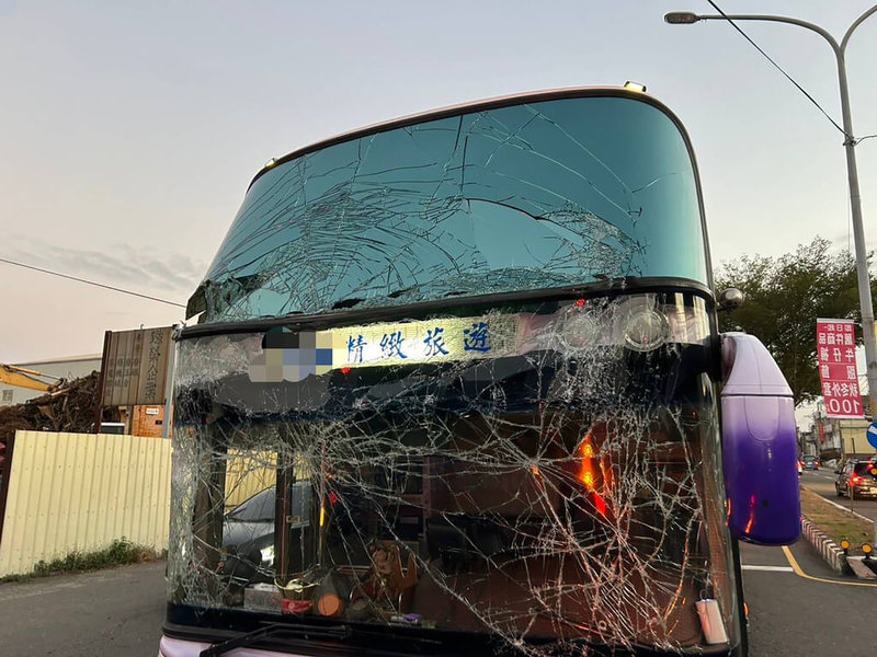 彰化縣溪湖高中11日傍晚發生2校車追撞事故，1輛校車司機疑因禮讓前方救護車而停車，後方同校校車追撞導致擋風玻璃破裂。（民眾提供）中央社記者鄭維真傳真  113年10月12日