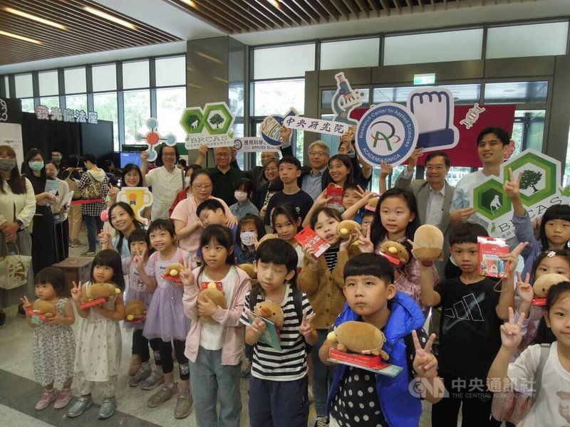 中研院院區開放「兒童科普日」12日舉行，舉辦逾百場互動式科普活動，一早就有許多家長帶小朋友到中研院參與，並參加有獎徵答與中研院院長廖俊智（後排右4）合影。中央社記者吳欣紜攝  113年10月12日