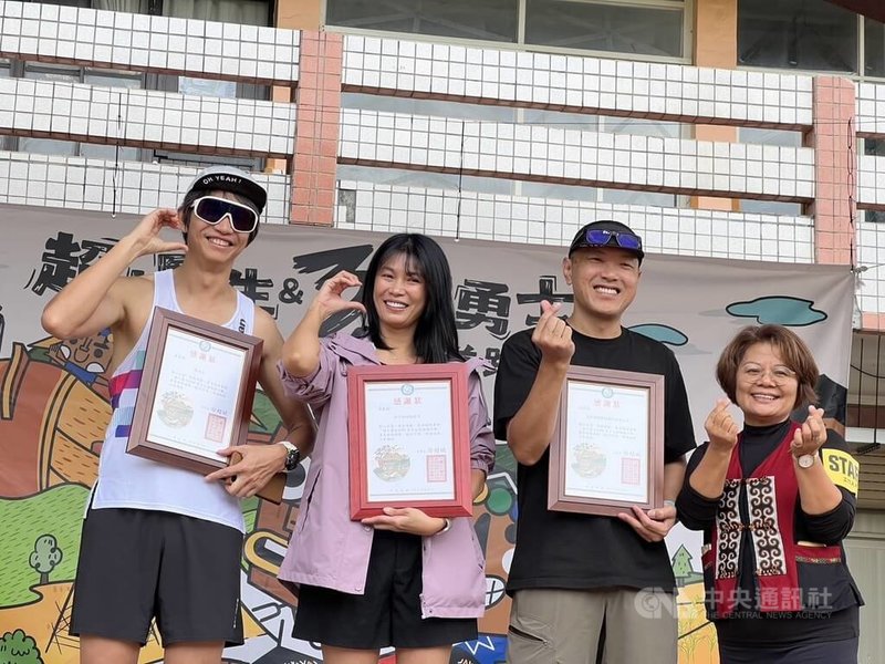 網紅凱莉哥(左2)和太肯運動科技合作,12日號召300名勇士在台東縣達仁鄉公益路跑,募款逾新台幣200萬元,捐給南迴健康促進關懷服務協會,協會並給予感謝狀。中央社記者盧太城台東攝 113年10月12日