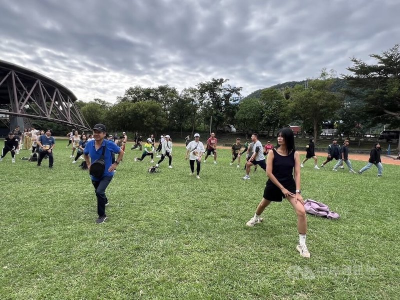 網紅凱莉哥（前右）和太肯運動科技合作，12日號召300名勇士在台東縣達仁鄉公益路跑，並募款逾新台幣200萬元幫助台東南迴偏鄉。中央社記者盧太城台東攝  113年10月12日