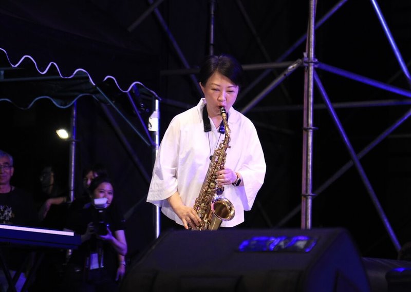台中爵士音樂節今年邁入20週年,台中市長盧秀燕(圖)12日晚間登台Solo表演薩克斯風,展現連日來練習成果。(台中市政府提供)中央社記者趙麗妍傳真 113年10月12日
