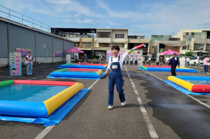 民進黨立法委員陳亭妃（前中）先前在台南市小北成功夜市舉辦「妃妃姐姐親水萌樂園」獲熱烈迴響，12日再度於安南區樺谷夜市舉辦。（陳亭妃服務處提供）中央社記者楊思瑞台南傳真  113年10月12日