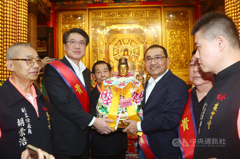 新北市板橋接雲寺12日舉行觀音賜福遶境活動，民進黨秘書長林右昌（左2）與新北市長侯友宜（右3）出席，兩人一同手捧觀音佛祖恭送出巡。中央社記者王騰毅攝  113年10月12日