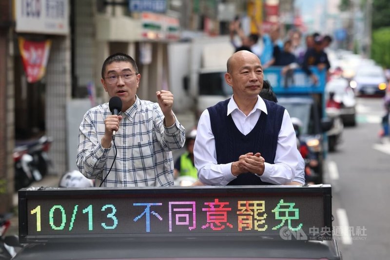 基隆市長謝國樑（前左）的罷免案投票在即，立法院長韓國瑜（前右）12日前往基隆市區與謝國樑一同進行車隊掃街，呼籲市民13日務必出門投下不同意罷免票。中央社記者張新偉攝 113年10月12日