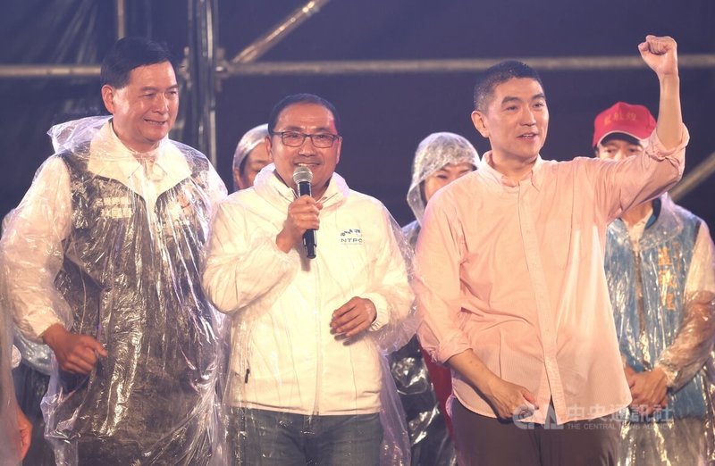 基隆市長謝國樑(前右)罷免案投票前夕,「守護基隆,守護國會」造勢晚會12日在基隆舊麵粉廠舉行,號召市民務必投下不同意罷免票,新北市長侯友宜(前中)也現身力挺謝國樑。中央社記者張新偉攝 113年10月12日