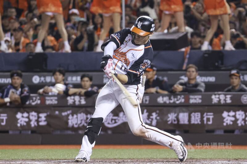 中職季後挑戰賽首戰12日在台北大巨蛋登場,挾1勝優勢開打的統一獅隊,靠著陳聖平(圖)7局下敲出勝利打點,終場以2比1擊敗樂天桃猿隊、取得聽牌優勢。中央社記者鄭清元攝 113年10月12日