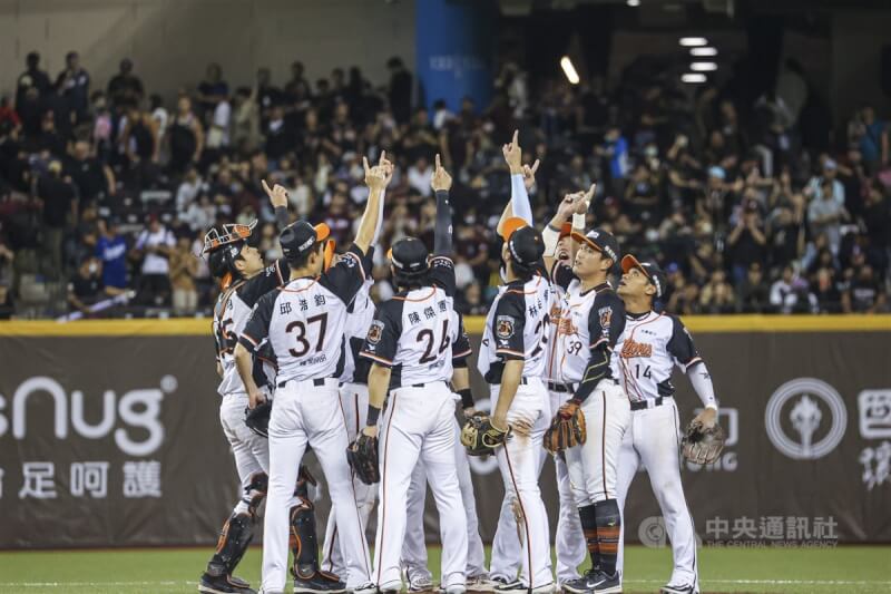 中華職棒季後挑戰賽首戰12日登場,帶有1勝優勢的統一獅隊終場以2比1成功搶勝,在5戰3勝制的季後挑戰賽中順利聽牌,球員們開心在場中慶祝。中央社記者鄭清元攝 113年10月12日