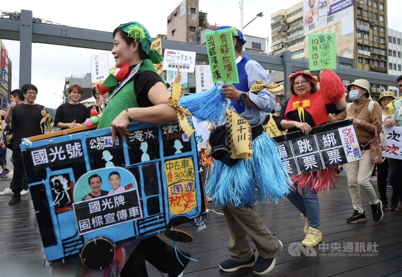 基隆市長謝國樑罷免案13日將投票,公民團體「山海公民拆樑行動」12日動員催票,在海洋廣場舉辦活動持續呼籲民眾投下同意罷免票。中央社記者張新偉攝 113年10月12日