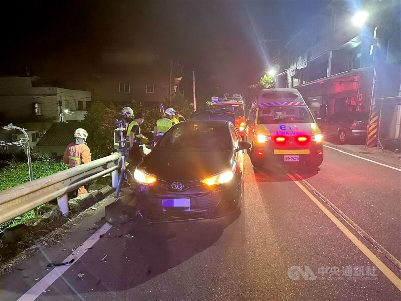 19歲盧姓男子騎機車沿新北市淡水區北新路一段往淡水方向行駛,途中疑不慎自摔,機車滑行至對向車道後,與陳姓女子所駕駛的自小客車發生擦撞,盧男摔落邊坡,經送醫搶救仍宣告不治。(翻攝畫面)中央社記者黃旭昇新北市傳真 113年10月12日