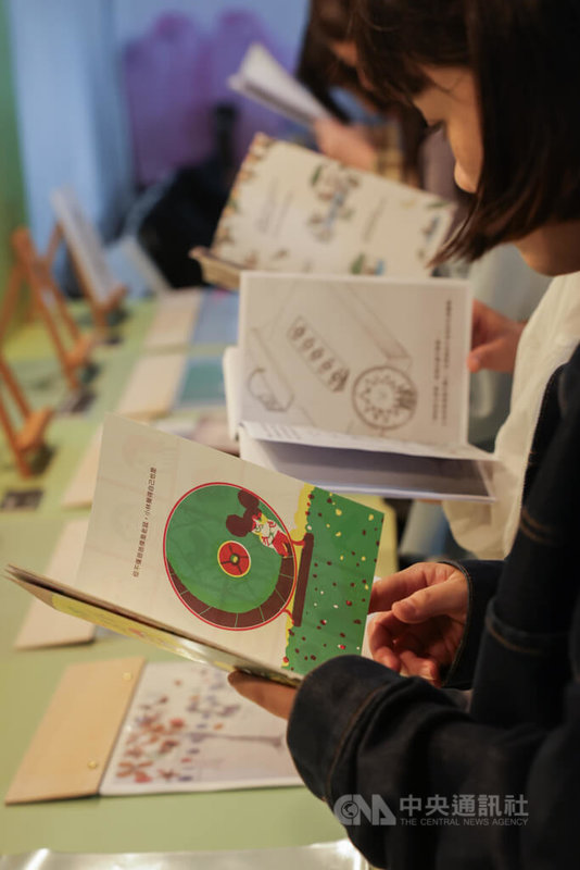 國家人權博物館12日下午在白色恐怖景美紀念園區舉辦第5屆「畫話一座島的故事:人權教育繪本徵選計畫」成果發表會,現場展示各組創作者成果。中央社記者裴禛攝 113年10月12日