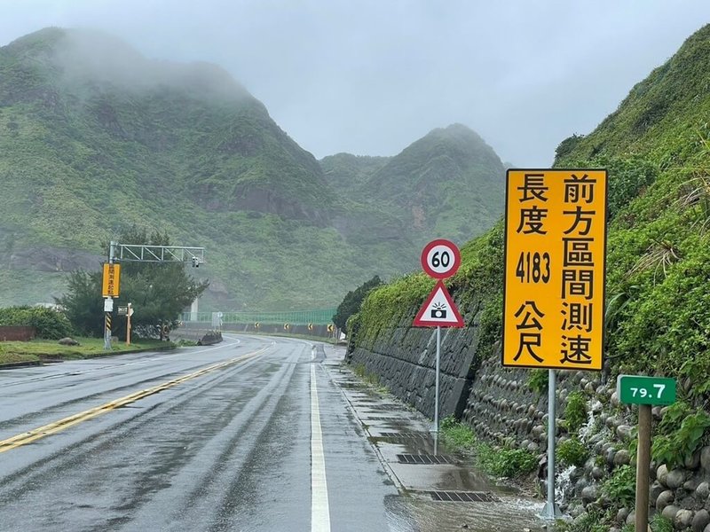 為加強車輛速度管理,新北市警察局指出,台2線瑞芳南雅奇岩至鼻頭附近路段,16日起將啟用二合一科技執法,進行區間測速及偵測違規跨越雙黃線行駛。(新北警局提供)中央社記者王鴻國傳真 113年10月13日