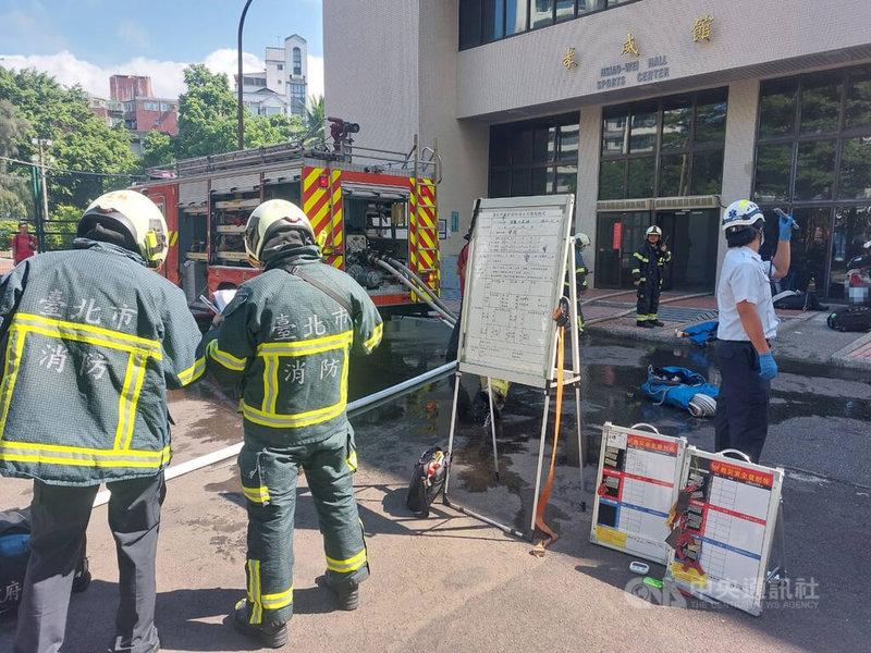 台北榮民總醫院東院區地下1樓洗衣工廠13日上午發生火警，警消立即到場救援，初步研判為馬達過熱引發。（翻攝畫面）中央社記者劉建邦傳真  113年10月13日