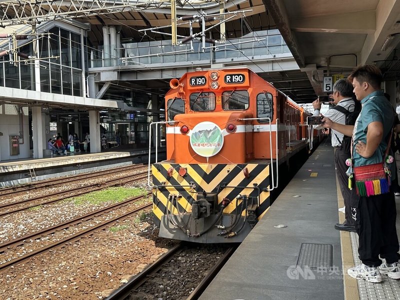 台鐵公司13日在花蓮車站舉行總統花車首發，總統花車特別復刻故前總統李登輝當時乘坐的專列編組，以2輛柴電機車頭牽引電源車、3輛莒光號車廂、總統花車及客廳車。中央社記者李先鳳攝 113年10月13日