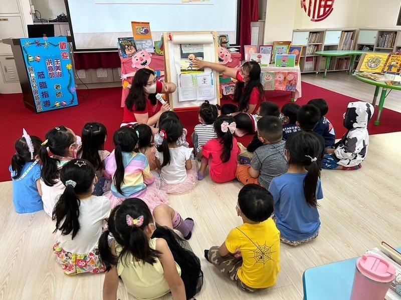 台南市歸仁幼兒園社區教保資源中心辦理親子活動，園內教師以英語繪本的故事情節導入教學主題，帶領幼兒進行英語小書創作。（教育部提供）中央社記者許秩維傳真  113年10月13日