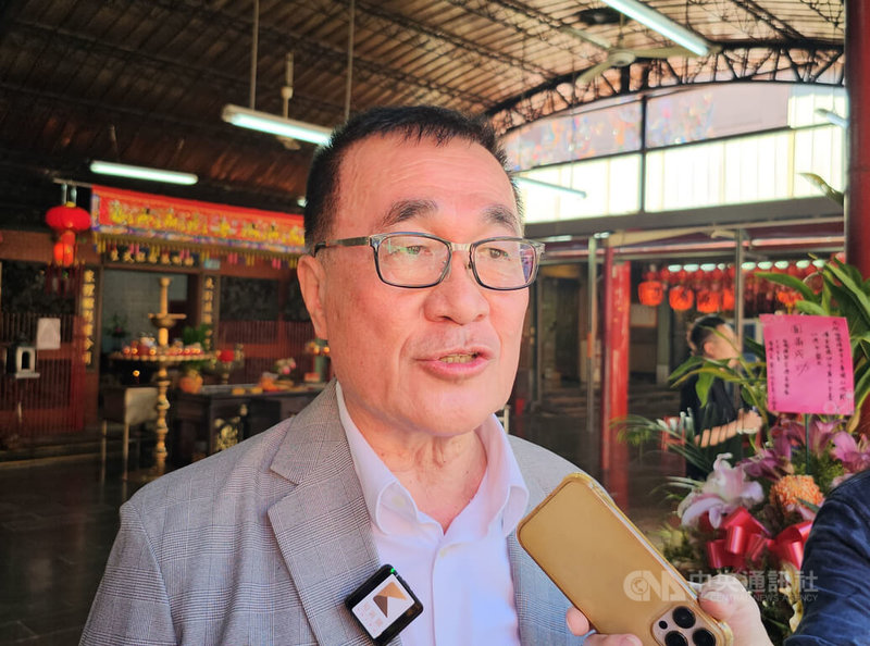 台北市副市長李四川（圖）13日上午參加板橋接雲寺觀音佛祖遶境活動祈福儀式，針對京華城容積案，各方要求市府應立即勒令停工，他表示，依照現在的法令，市府只能不予施工勘驗，沒有辦法立即要求停工。中央社記者王鴻國攝 113年10月13日