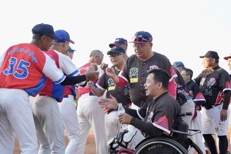 第10屆出口盃多元族群棒球賽13日進行冠軍戰，戰神身障棒球黑隊靠著第2局攻下6分大局，終場以13比2力克東興龍不老棒球隊。圖為雙方賽後碰拳致意。（身障協會提供）中央社記者謝靜雯傳真  113年10月13日