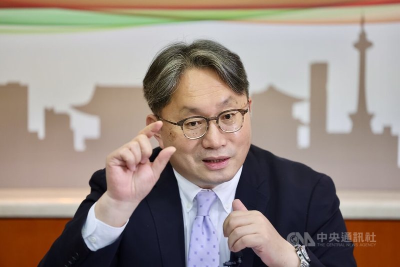 現行法規對投信投資單一公司設有10%的上限，投信投顧公會理事長劉宗聖表示，投信若發行多檔被動型ETF，恐壓縮主動型基金操作空間；公會已向金管會提出申請，對主管機關後續的回覆樂觀其成。中央社記者王飛華攝 113年10月13日