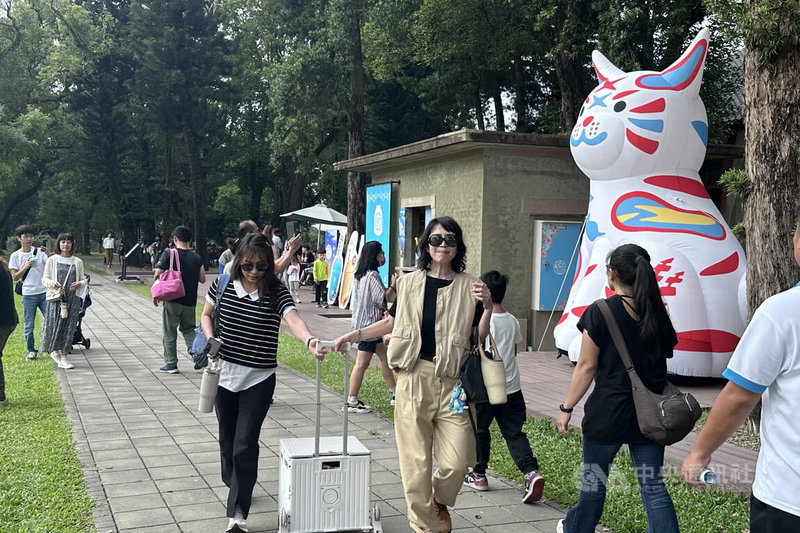 台南山上花園水道博物館10日至13日舉辦5週年館慶活動，台灣文化創意博覽會吉祥物「巷仔Niau（貓）」再次展出，吸引遊客入園參觀。（台南市文化局提供。）中央社記者楊思瑞台南傳真  113年10月13日