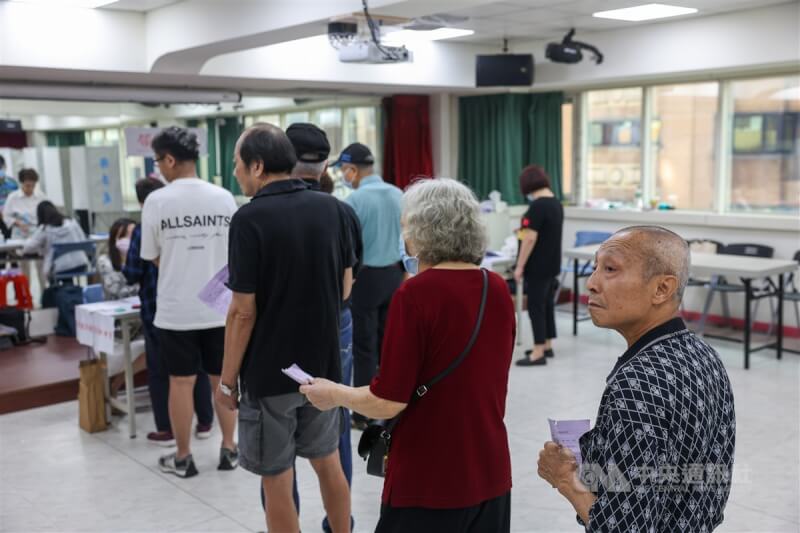 基隆市長謝國樑罷免案13日上午8時起投票，不少市民一早就前往投票所排隊領票、投票。中央社記者吳家昇攝　113年10月13日