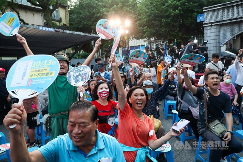 基隆市長謝國樑罷免案13日舉行投開票，支持者聚集國民黨基隆市黨部，為謝國樑加油打氣。中央社記者吳家昇攝 113年10月13日