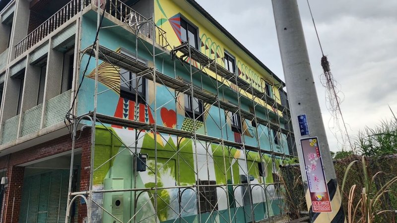 花蓮石材業、東華大學、台中海聲華德福高中生、藝術家胡武勇與五味屋的孩子們,13日一起為花蓮豐田火車站旁透天厝彩繪牆面,這也是五味屋新空間「豐裡21」,未來將規劃孩童們課後輔導空間、五味屋行政中心與多功能空間,以及志工宿舍。(五味屋提供)中央社記者李先鳳傳真 113年10月13日