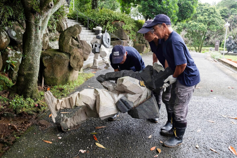 朱銘美術館園區歷經颱風山陀兒外圍環流帶來的大豪雨重創，經閉館10天進行災後復原後，將於15日重新開放。圖為工作人員進行災後復原。（朱銘美術館提供）