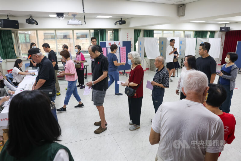 基隆市長謝國樑罷免案13日舉行投票，一早就有不少民眾前往投票所排隊領票，準備投票。中央社記者吳家昇攝　113年10月13日