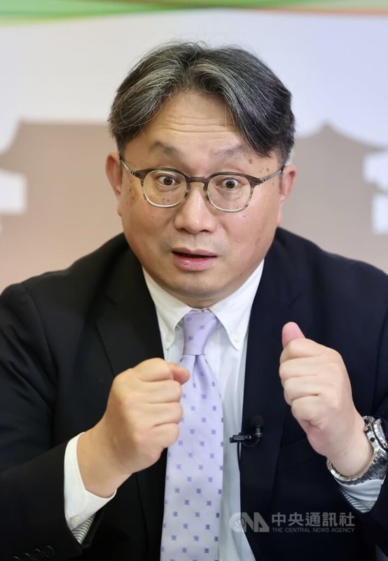 ETF掀起投資熱潮,很多人把ETF和共同基金市場看成零和遊戲,投信投顧公會理事長劉宗聖(圖)表示,「應該是競合關係才對」,ETF與共同基金還是有根本上的差別,重點是要能夠滿足不同投資人的多元需求,「大家一起合作可以把餅做大」。中央社記者王飛華攝 113年10月13日