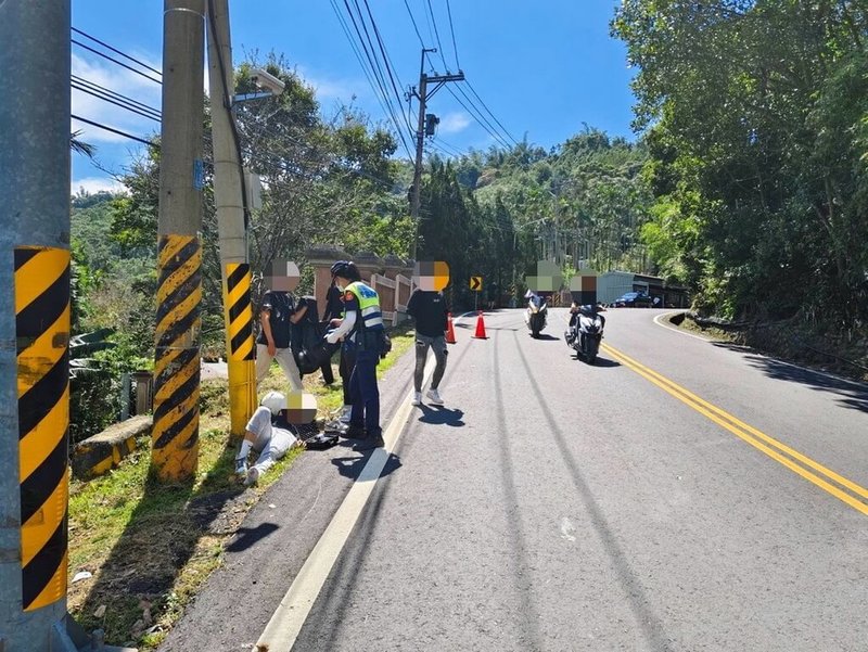 嘉義縣台3線313.4K於13日發生車禍，20歲林姓男子騎車轉彎時失控打滑自摔，機車掉落下方產業道路，林男卡在電線桿旁，肩膀骨折送醫。（警方提供）中央社記者蔡智明傳真  113年10月14日