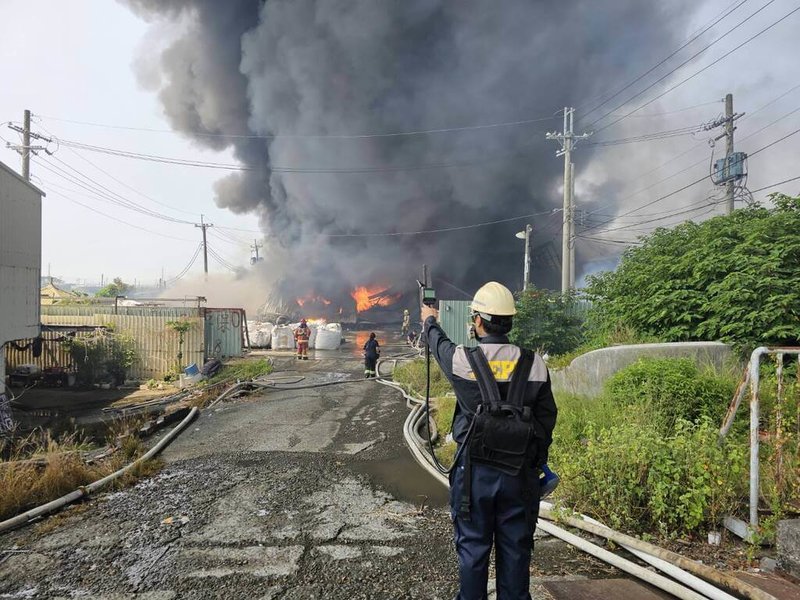 高雄市永安區一間塑膠工廠倉庫14日上午起火，大量濃煙竄出，環保局派員到場監測，檢測結果粒狀污染物部分數值偏高，將依違反廢清法、空污法開罰。（高雄市環保局提供）中央社記者張已亷傳真  113年10月14日