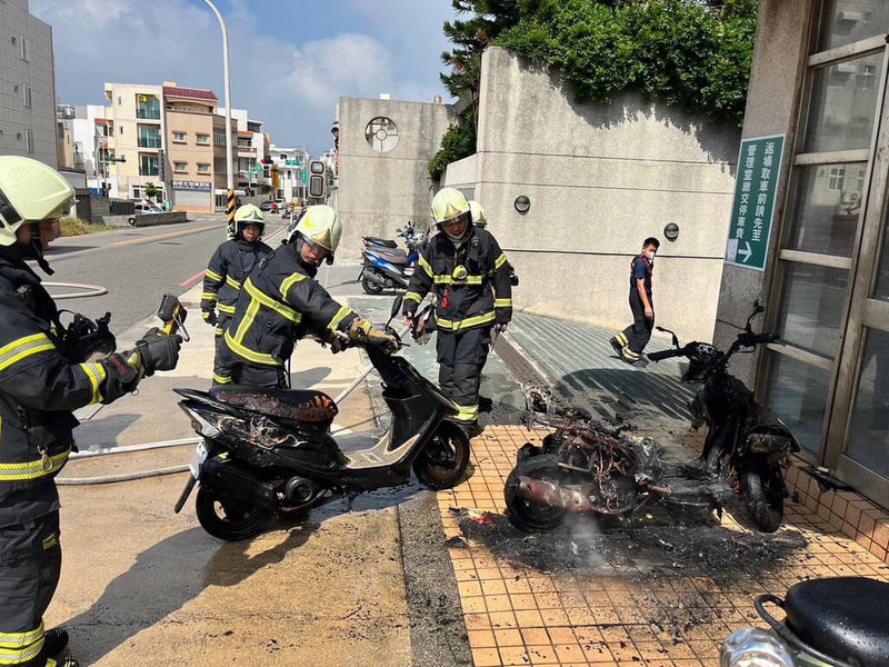 澎湖縣消防局14日下午獲報，指馬公市文光國中地下停車場信義路出口有機車起火燃燒，立即派員到場撲滅火勢，現場為1部普通重型機車起火燃燒，並波及2輛停放旁邊的機車，幸無人員傷亡。（澎湖消防局提供）中央社  113年10月14日