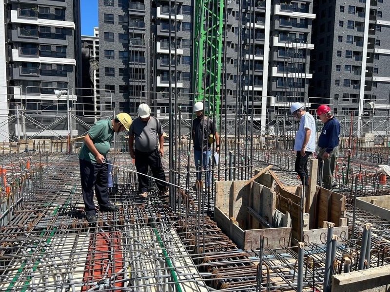 桃園市政府建築管理處日前公告「桃園市建築物施工中管制要點」修正規定，有2大重要變革，包括建案工地平、假日施工時間，從早上7時延後至8時才能施工，假日中午需休息2小時；工地灌漿時如遇4級以上地震，需委請第三方公會進行結構安全鑑定。（桃園市政府建築管理處提供）中央社記者吳睿騏桃園傳真  113年10月14日