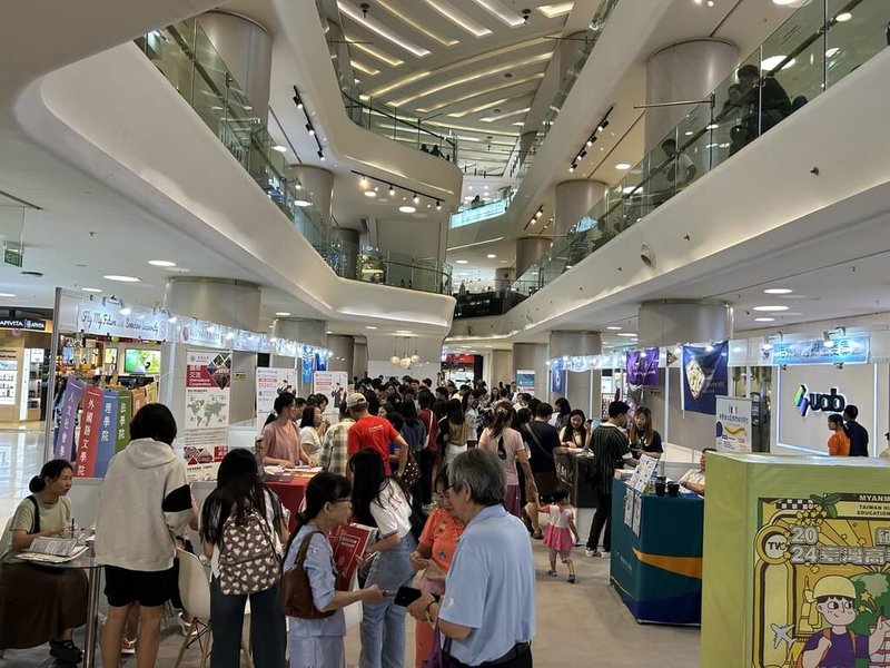 緬甸台商總會與仰光台灣貿易中心共同舉辦的「寶島風情展」12日和13日在仰光Junction City百貨商場舉行。(駐緬甸代表處提供)中央社記者呂欣憓曼谷傳真 113年10月14日