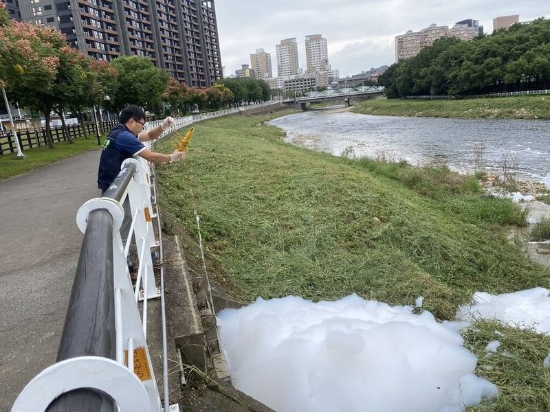 桃園市南崁溪國慶日發生排放白色泡沫事件，14日再度遭民眾檢舉有大量白色泡沫排出，環保局表示，勘查發現仍是同一家洗車場所為，相關情事已違反水污法，同樣予以開罰，並要求18日前限期改善完成。（桃園市政府環保局提供）中央社記者吳睿騏桃園傳真  113年10月14日