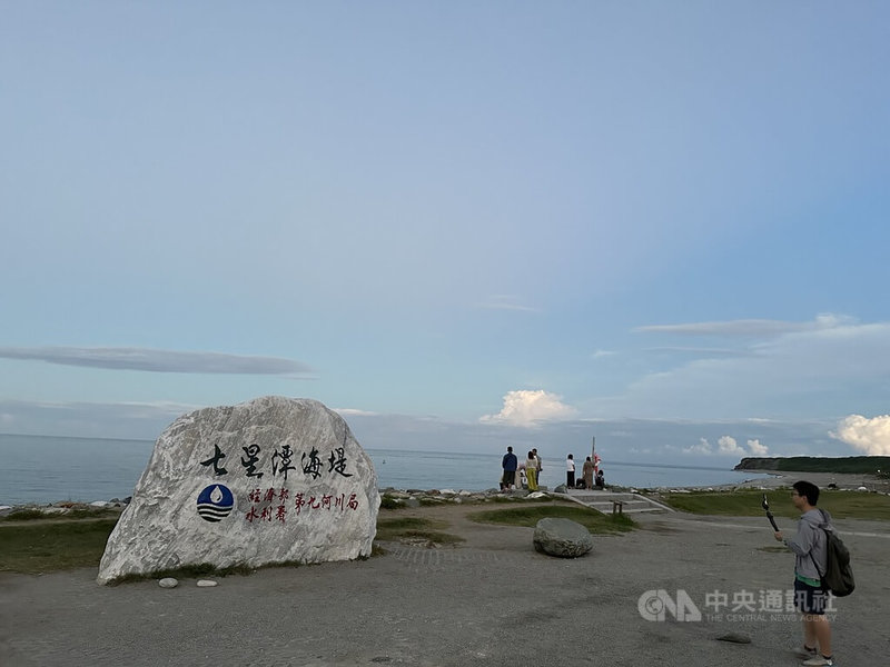 花蓮縣政府推出「五月天來花蓮，玩花蓮5個月」住宿抽獎活動，凡於11月至114年3月共5個月期間入住花蓮合法旅宿，且累積逾5天者可抽Long Stay免費住宿1個月。圖為花蓮七星潭景點。中央社記者李先鳳攝  113年10月14日