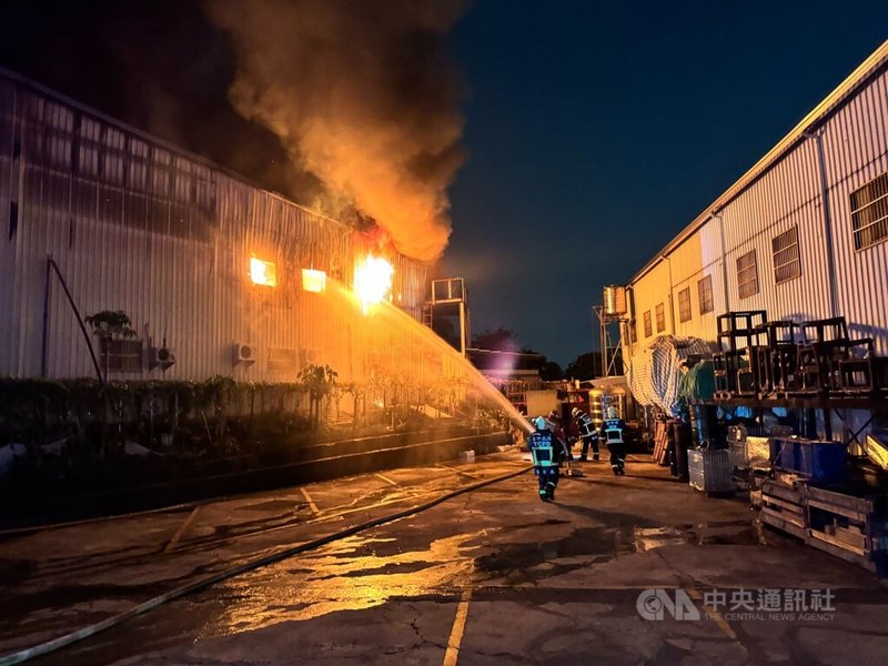 台中市南屯區1處紡織業泡棉工廠，14日晚間發生火警，因堆放易燃物火勢一發不可收拾，消防局獲報到場搶救。（翻攝照片）中央社記者蘇木春傳真 113年10月14日