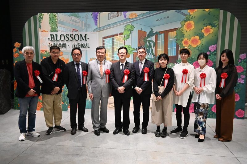 文化部策畫「BLOSSOM－台漫満開．百花繚乱」特展14日在角川武藏野博物館舉辦開幕式，左起漫畫家常勝、簡嘉誠、文化部駐日台灣文化中心主任曾鈐龍、駐日代表李逸洋、日本漫畫家參議員赤松健、京都漫畫博物館事務局長勝島啓介、漫畫家高妍、AKRU、星期一回收日、韋蘺若明。（駐日文化中心提供） 中央社記者戴雅真東京傳真 113年10月14日